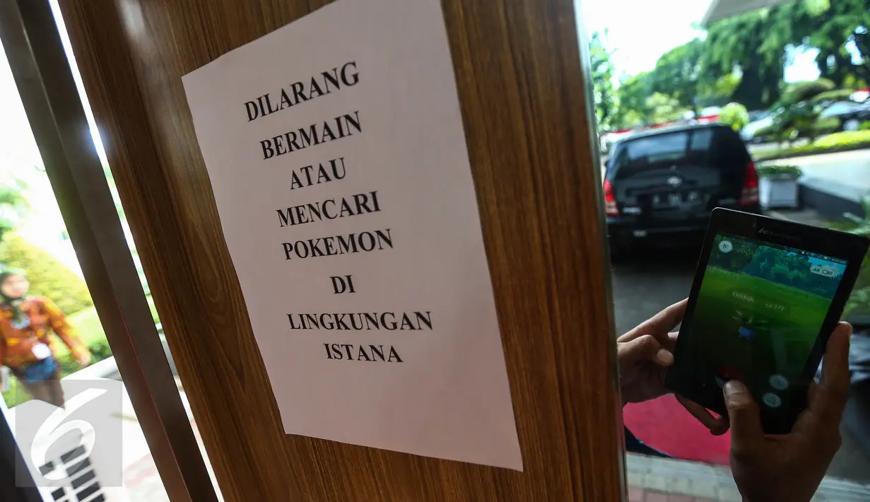 Larangan bermain game virtual Pokemon Go tertempel di pintu masuk ruangan pers, di lingkungan Istana Negara, Jakarta, Rabu (20/7). Pihak Istana Kepresidenan mulai menerbitkan larangan bermain Pokemon Go di area Istana. (Liputan6.com/Faizal Fanani)