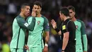 Bintang Portugal, Cristiano Ronaldo, melakukan protes terhadap wasit saat melawan Latvia pada laga kualifikasi Piala Dunia 2018 di Stadion Skonto, Riga, Jumat (9/6/2017). Latvia kalah 0-3 dari Portugal. (AFP/Janek Skarzynski)