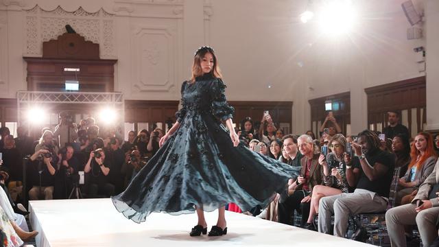 Brand Modest Indonesia Pertama di London Fashion Week, Wearing Klamby Sukses Pamerkan Koleksi Busananya