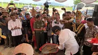 Menko Polhukam Wiranto hari ini meletakan batu pertama untuk pembagunan tahap awal kawasan hunian tetap untuk korban bencana di Sigi, Donggala, dan Palu.