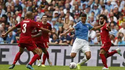 Gelandang Manchester City, Rodrigo, berusaha melepas tendangan saat melawan Liverpool pada laga Community Shield di Stadion Wembley, London, Minggu (4/8). City menang 1-1 (5-4) atas Liverpool. (AFP/Adrian Dennis)