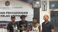 Dua orang pengunjung berinisial FF dan E ditangkap atas dugaan penyelundupan narkoba di Rutan Cipinang. (Dok. Istimewa)