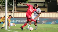 Pemain Semen Padang, Ikechukwu Kenneth Ngwoke berusaha mencetak gol melalui tendangan backheel ke gawang PSS Sleman pada laga lanjutan BRI Liga 1 2024/2025 di Stadion STIK, Jakarta, Senin (26/08/2024). (Bola.com/Bagaskara Lazuardi)