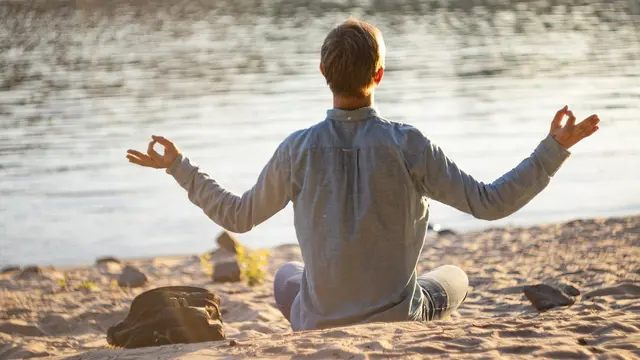 Seorang Pria Melakukan Yoga