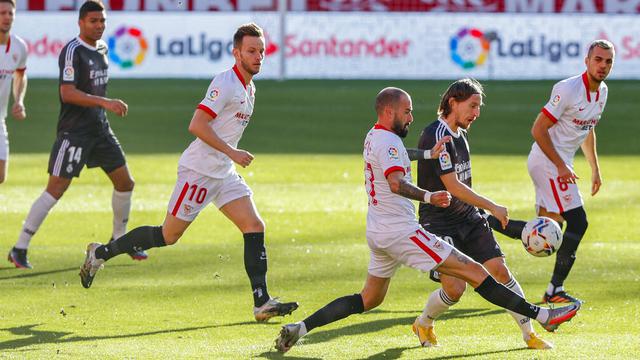 FOTO: Berkat Gol Bunuh Diri Kiper Sevilla, Real Madrid Tembus Tiga Besar Klasemen La Liga