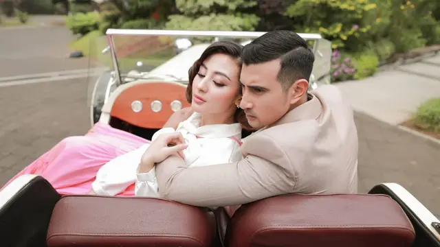 6 Pemotretan Terbaru Ali Syakieb dan Margin Wieheerm, Romantis Bergaya Klasik
