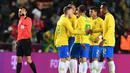 Selebrasi dilakukan peain Brazil usai Gabriel Jesus mencetak gol kedua Brazil pada laga persabahabatan yang berlangsung di Stadion Sinobo, Praha, Rabu (27/3). Brazil menang 3-1 atas Republik Ceko. (AFP/Joe Klamar)