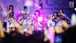 Penampilan vokal Grup asal Jepang AKB48 pada festival JAK-Japan Matsuri 2018 di kawasan Gelora Bung Karno, Jakarta, Sabtu (8/9). Dalam musik festival itu AKB48 menyanyikan sepuluh lagu diantaranya Heavy Rotation dan Aitakatta. (Liputan6.com/Faizal Fanani)