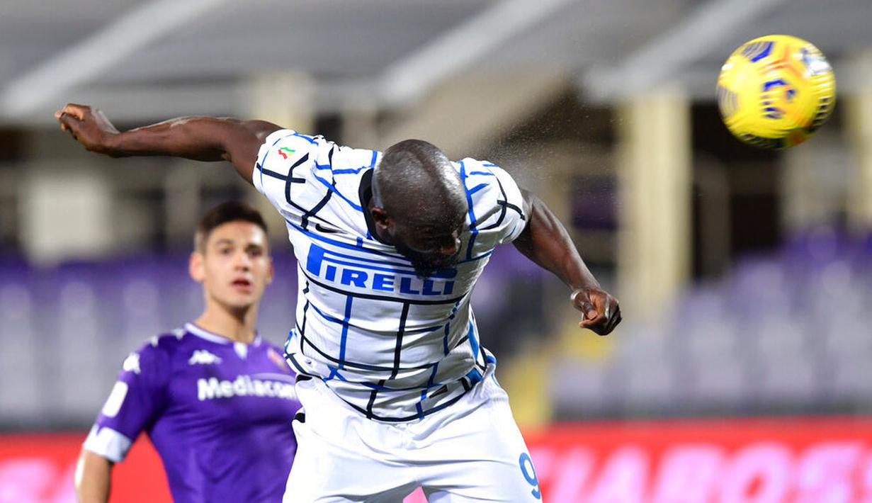 Striker Inter Milan, Romelu Lukaku, mencetak gol ke gawang Fiorentina pada laga Coppa Italia di Stadion Artemio Franchi, Rabu (13/01/2021). Inter Milan menang dengan skor 2-1. (Jennifer Lorenzini/LaPresse via AP)