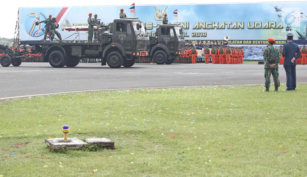 Sejumlah Prajurit TNI AU melakukan kegiatan selama berlangsungnya pesta rakyat dalam rangka peringatan HUT TNI AU ke-72 di Lanud Halim Perdanakusumah, Jakarta, Sabtu (7/4). (Liputan6.com/Herman Zakharia)