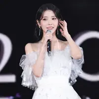 Melalui akun Instagram, wanita yang dikenal sebagai aktris sekaligus penyanyi ini mengumumkan mengenai konser tur dunia. Dalam unggahannya, wanita kelahiran 16 Mei 1993 ini akan menggelar konser di beberapa negara di Asia, Eropa dan Amerika. (Liputan6.com/IG/@dlwlrma)