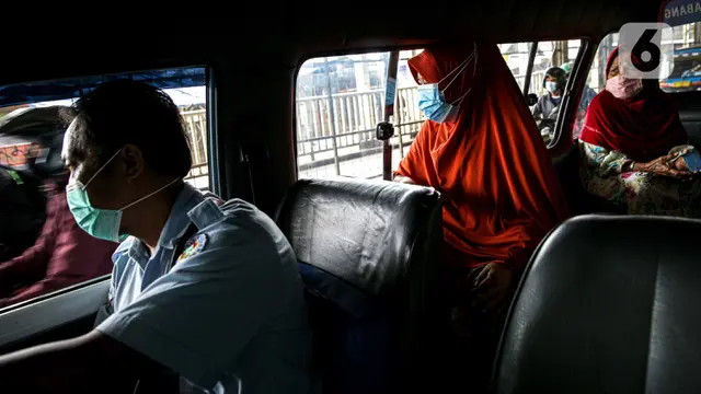 FOTO: PPKM Level 4, Angkutan Umum di Jakarta Terapkan Prokes Ketat