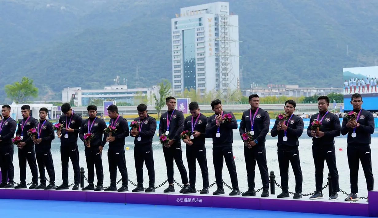 Dari nomor Men's Dragon Boat 500m, Zubakri dkk cuma kalah dari China, yang mampu finis terdepan dengan waktu 2 menit 09,152 detik. Sementara tim Indonesia menyusul pada posisi kedua dengan waktu 2 menit 09,165 detik atau selisih 0,013 detik dari tuan rumah. (AP Photo/Eugene Hoshiko)