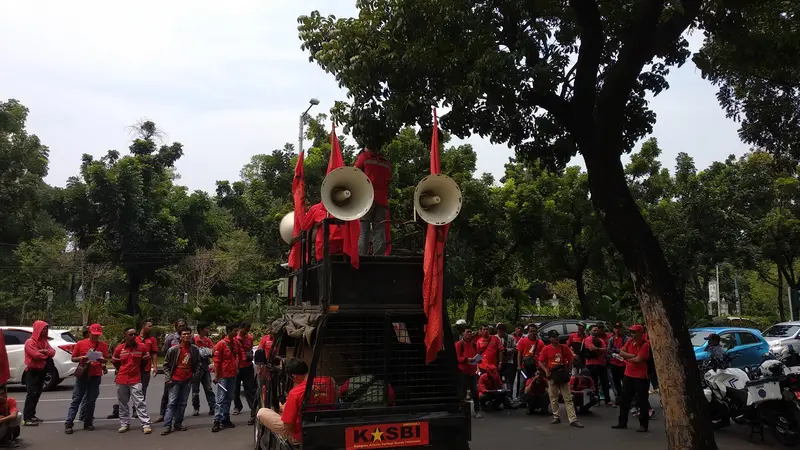 Demo buruh terkait UMP di depan Balai Kota