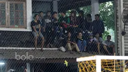 Antusias penonton saat menyaksikan laga Timnas Futsal Indonesia melawan IPC Pelindo pada laga Uji Coba jelang AFF Futsal Championshi 2016 di Tifosi Sport Center, Jakarta Timur, (15/12017). Timnas menang 8-5. (Bola.com/Nicklas Hanoatubun)
