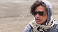 Di tengah kesibukannya bermain peran, alumni Universitas Paramadina ini meluangkan waktunya untuk berlibur melepas penat. Salah satunya berkunjung ke Pasir Berbisik, Gunung Bromo, Jawa Timur. (Liputan6.com/IG/@azofrangga)