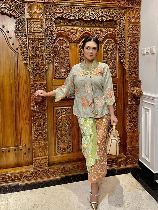 Meski telah menginjak usia 50 tahun, tak sedikit netizen yang memuji penampilan dari Bella Saphira. Tampil dalam balutan kebaya bernuansa pastel, penampilan Bella Saphira ini disebut awet muda oleh netizen. (Liputan6.com/IG/@bellasaphiraofficial)