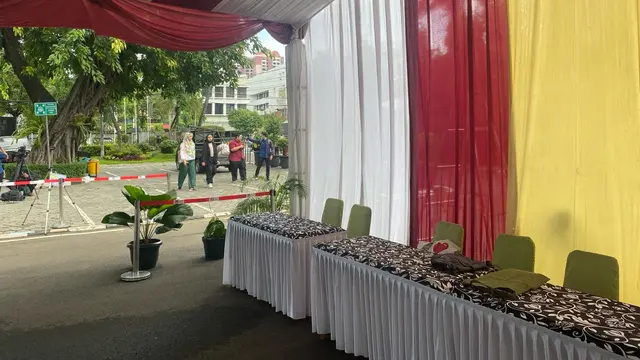 Persiapan di TPS 10 Kelurahan Gambir, Jakarta. Presiden Joko Widodo atau Jokowi akan mencoblos di TPS tersebut pada Rabu 14 Februari 2024.