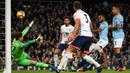 Proses terjadinya gol yang dicetak gelandang Manchester City, Raheem Sterling, ke gawang Bournemouth pada laga Premier League di Stadion Etihad, Manchester, Sabtu (1/12). City menang 3-1 atas Bournemouth. (AFP/Paul Ellis)