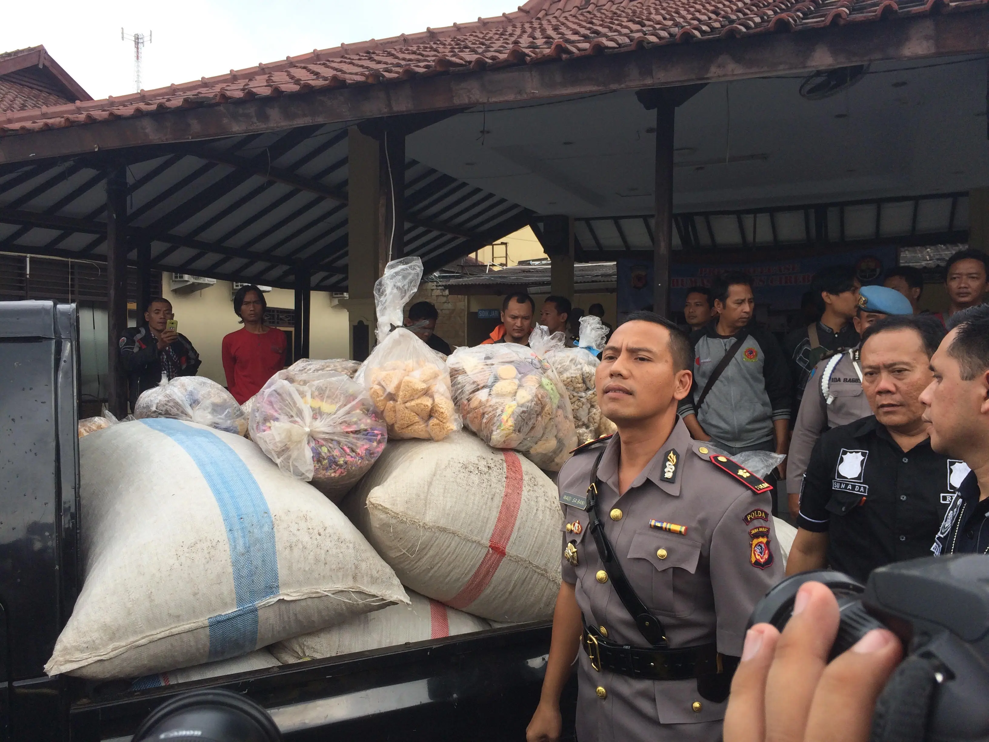 Penganan itu dalam kondisi siap diedarkan ke pasar-pasar untuk Ramadan ini. (Liputan6.com/Panji Prayitno).