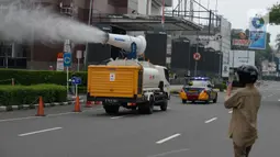 Mobil gunners spraying Palang Merah Indonesia (PMI) melakukan penyemprotan disinfektan di kawasan Jalan Asia Afrika, Jakarta, Kamis (7/5/2020). Selama PSBB Jakarta dan sekitarnya, PMI melakukan penyemprotan berskala besar se-Jabodetabek sebagai upaya pencegahan Covid-19. (merdeka.com/Dwi Narwoko)
