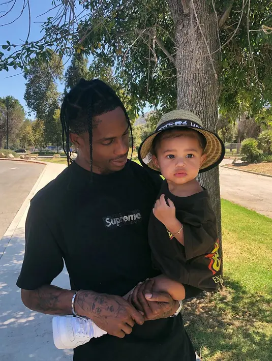 Mesranya hubungan Travis Scott dan Stromi Webster. Pasangan Travis Scott dan Kylie Jenner terlihat pertama kali bertemu di festival musik Conchella pada April 2017 (Liputan6.com/IG/@kyliejenner).
