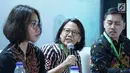 SVP of SMO and Communication PT Semen Indonesia Tbk, Ami Tantri (tengah) memberi keterangan pers usai public expose di Gedung BEI, Jakarta, Rabu (21/8/2019). Kinerja keuangan semester I/2019 tumbuh 22,9 persen menjadi Rp16,351 T dibandingkan semester I/2018 sebesar Rp13,308 T. (Liputan6.com/HO/Eko)