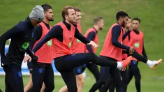 Pemain Timnas Inggris, Harry Kane (tengah) bersama rekan-rekannya ambil bagian dalam sesi latihan jelang menghadapi Swiss dalam pertandingan UEFA Nations League, Inggris, Minggu (10/9). (PAUL ELLIS/AFP)