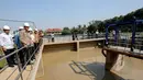Gubernur DKI Jakarta Basuki T Purnama (Ahok) melihat proses pengolahan lumpur milik PT Aetra Indonesia di Jakarta, Selasa (19/5/2015). Aetra memiliki 2 unit alat pengolahan lumpur, salah satunya berada di Pulogadung, Jakarta. (Liputan6.com/Faizal Fanani)