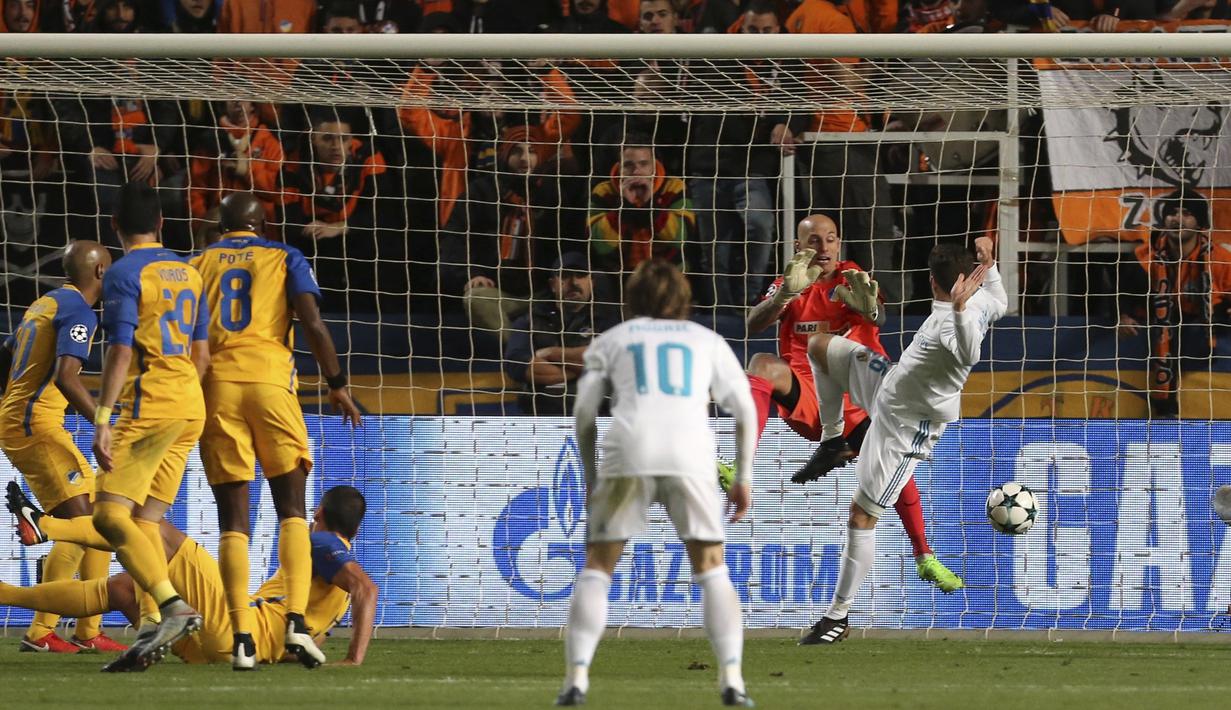 Aksi pemain Real Madrid, Nacho (kanan) saat mencetak gol ke gawang APOEL pada laga Liga Champions grup H di GSP stadium, Nicosia, (21/11/2017). Madrid menang 6-0. (AP/Petros Karadjias)