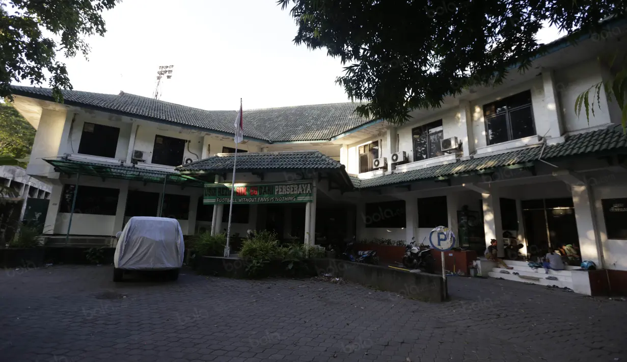 Wisma Pemain Persebaya yang kini kosong dan hanya ditempati dan dirawat Bonek di Surabaya. (Bola.com/Nicklas Hanoatubun)