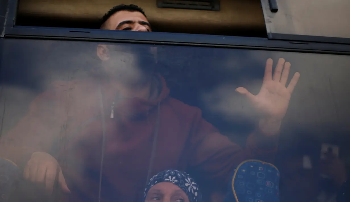 Seorang pria melihat keluar dari jendela bus saat mereka menunggu untuk menyeberang ke Mesir melalui perbatasan Rafah setelah dibuka selama dua hari oleh pemerintah Mesir, di selatan Jalur Gaza 11 Mei 2016. (REUTERS / Suhaib Salem)