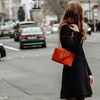 Selain desain dan pilihan tas yang banyak, kamu juga harus menyesuaikan tas dengan gayamu. (Foto: Unsplash.com/Laura Chouette)