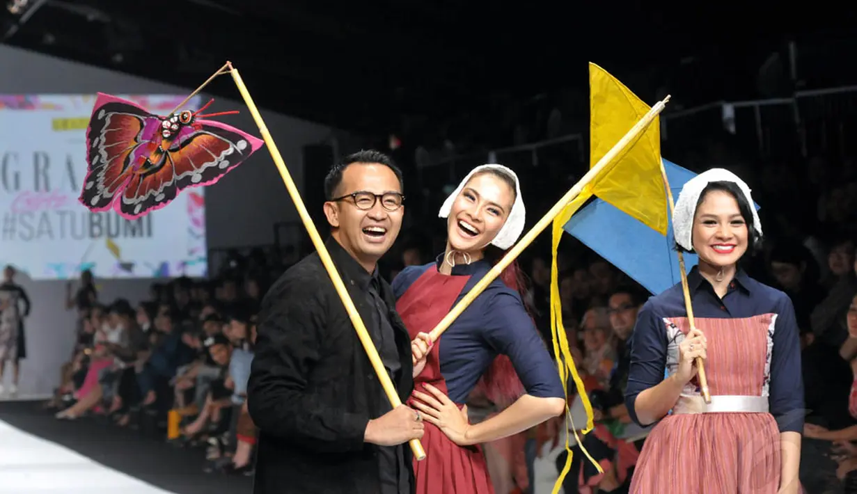 Penyanyi Andien dan Iwet Ramadhan menampilkan busana gaya Dutch Maid dengan menggunakan aksen motif batik Madura dalam pagelaran Jakarta Fashion Week 2015, Minggu (2/11/2014). (Liputan6.com/Panji Diksana) 