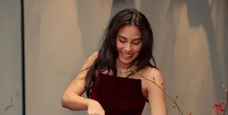 Aktris cantik Valerie Thomas tampil totalitas saat rayakan ulang tahun ke-26 dengan intimate birthday dinner. [@valerieethomas]