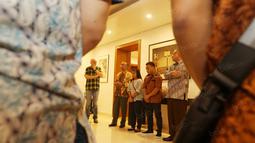 Eko Yuli dan Sri Wahyuni bersama Duta Besar Australia untuk Indonesia, Paul Grigson (kiri)  dan Perwakilan Menpora, Gatot Dewabroto di Kediaman Kedutaan Australia, Jakarta (5/9/2016). (Bola.com/Nicklas Hanoatubun)