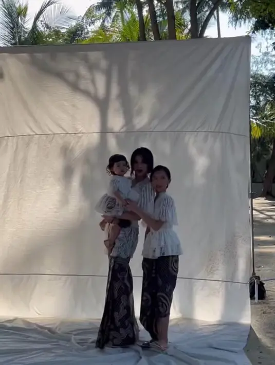 <p>Padahal sepupu Nia Ramadhani ini sudah menginjak usia 40 tahun. (Instagram/adindabakrie).</p>