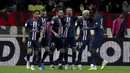 Penyerang PSG, Kylian Mbappe (ketiga kanan) berselebrasi dengan rekannya usai mencetak gol ke gawang AS Monaco pada pertandingan Liga Prancis di Stadion Louis II, Monaco (15/1/2020). Pada pertandingan ini Mbappe mencetak dua gol dan mengantar PSG menang 4-1 atas Monaco. (AP Photo/Daniel Cole)