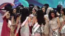 Sonia Fergina Citra dari Bangka Belitung mendapatkan ucapan selamat dari para finalis Puteri Indonesia usai terpilih sebagai Puteri Indonesia 2018 pada malam pemilihan Puteri Indonesia 2018 di JCC, Jakarta, Jumat (9/3). (Liputan6.com/Herman Zakharia)