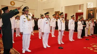Sembilan gubernur dan wakil gubernur hasil Pilkada 2018 diambil sumpahnya saat pelantikan di Istana Negara, Jakarta, Rabu (5/9). Pelantikan dilakukan langsung oleh Presiden Joko Widodo atau Jokowi. (Liputan6.com/HO/Wan)