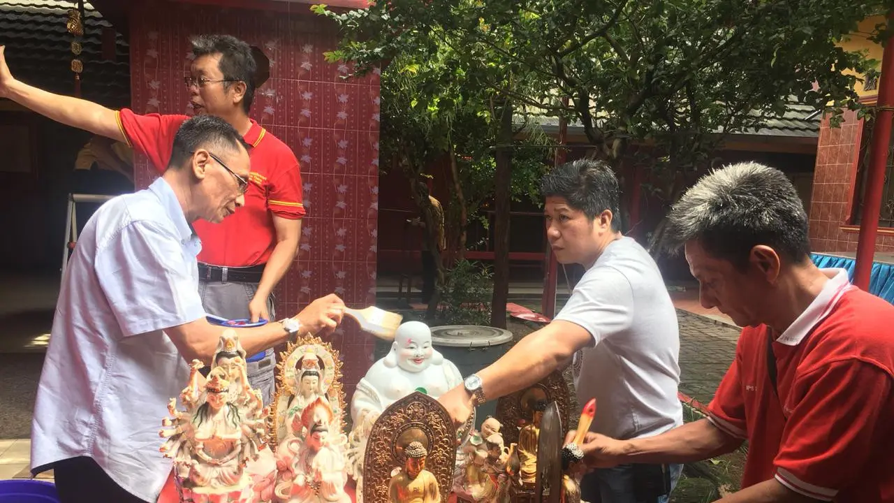 Jelang Imlek, Petugas Vihara Cuci Bersih Patung Dewa