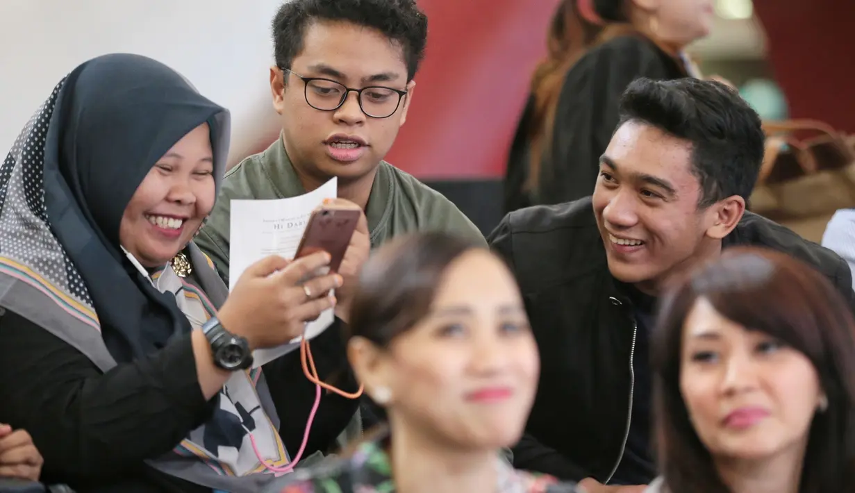 Daffa yang datang mengenakan jaket warna hitam tak menghiraukan pertanyaan wartawan. Ia hanya mengumbar senyum sambil terus berjalan. Sikap bungkam juga di lakukan oleh Chelsea beberapa waktu lalu. (Adrian Putra/Bintang.com)