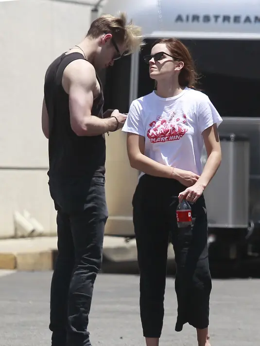 Namun sepertinya keduanya menepis rumor tersebut dengan cara yang romantis. (HawtCelebs)