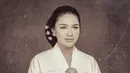 Vicky Shu bikin pangling dengan penampilannya sebagai Kartini. Ia tampak ayu mengenakan kebaya Kartini putih dan tatanan sanggul rendah. [Foto: IG/@yudajulianofficial]