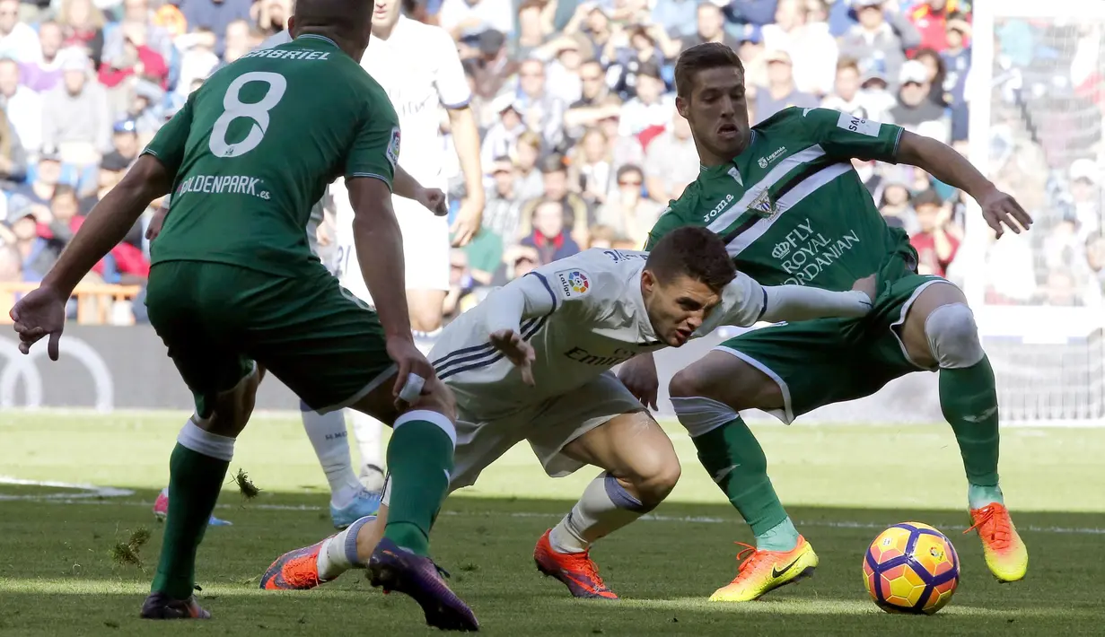 Pemain Real Madrid, Mateo Kovacic (tengah) berusaha melewati hadangan para pemain Leganes SAD pada lanjutan La Liga Spanyol 2016-2017 di Santiago Bernabeu stadium, Madrid, (6/11/2016). (EPA/Kiko Huesca)