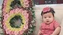 <p>Di usia 6 bulan, Ameena tampil cantik dengan mengenakan kebaya dan kain batik. [Foto: Instagram.com/attahalilintar]</p>