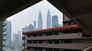 Menara Kembar Petronas terlihat diselimuti kabut asap di Kuala Lumpur, Malaysia (11/9/2019). Kualitas udara turun ke tingkat "tidak sehat" di  sekitar Kuala Lumpur, menurut indeks polusi udara pemerintah. (AFP Photo/Mohd Rasfan)