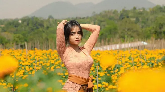 Fuji an Saat Foto di Tengah Hamparan Bunga. [@fuji_an]