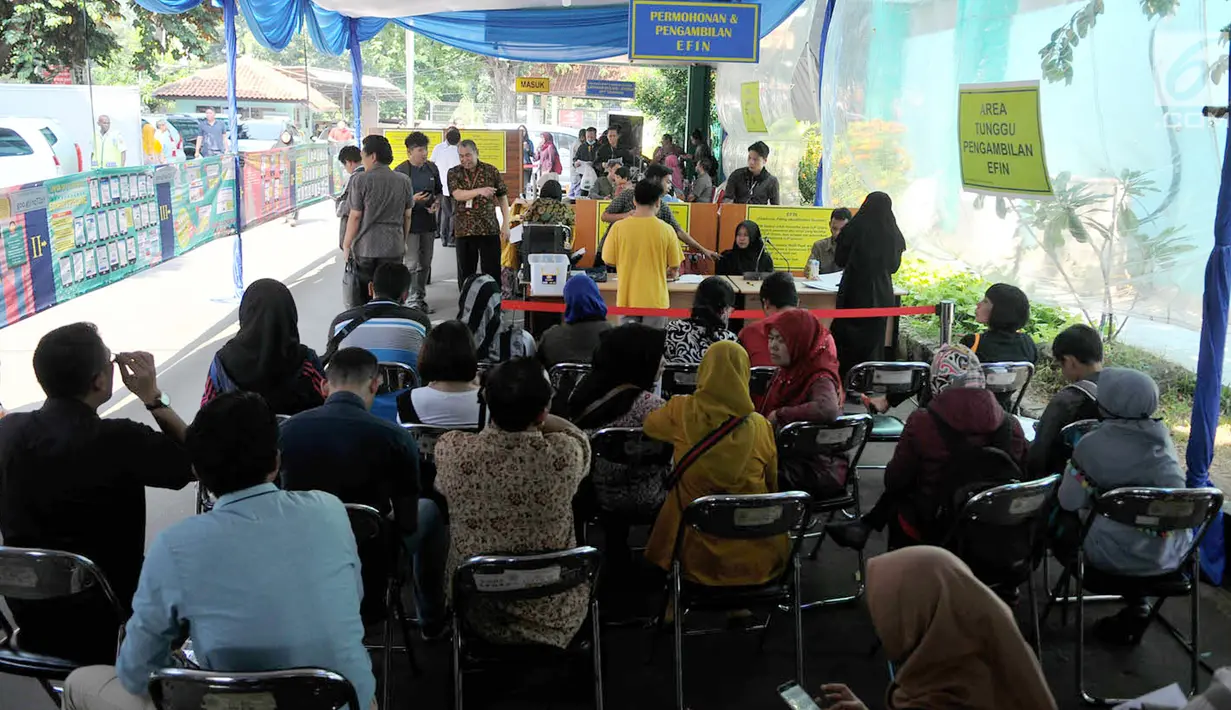 Suasana saat para wajib pajak antre untuk melaporkan SPT di Kantor Pelayanan Pajak Pratama Jakarta, Kamis (29/3). Wajib pajak terus berdatangan sejak pagi hingga sore untuk melaporkan SPT pajak tahun 2017 mereka. (Merdeka.com/Iqbal Nugroho)