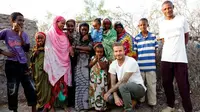David Beckham bersama sebuah keluarga di pengungsian di Djibouti [foto: Mirror]
